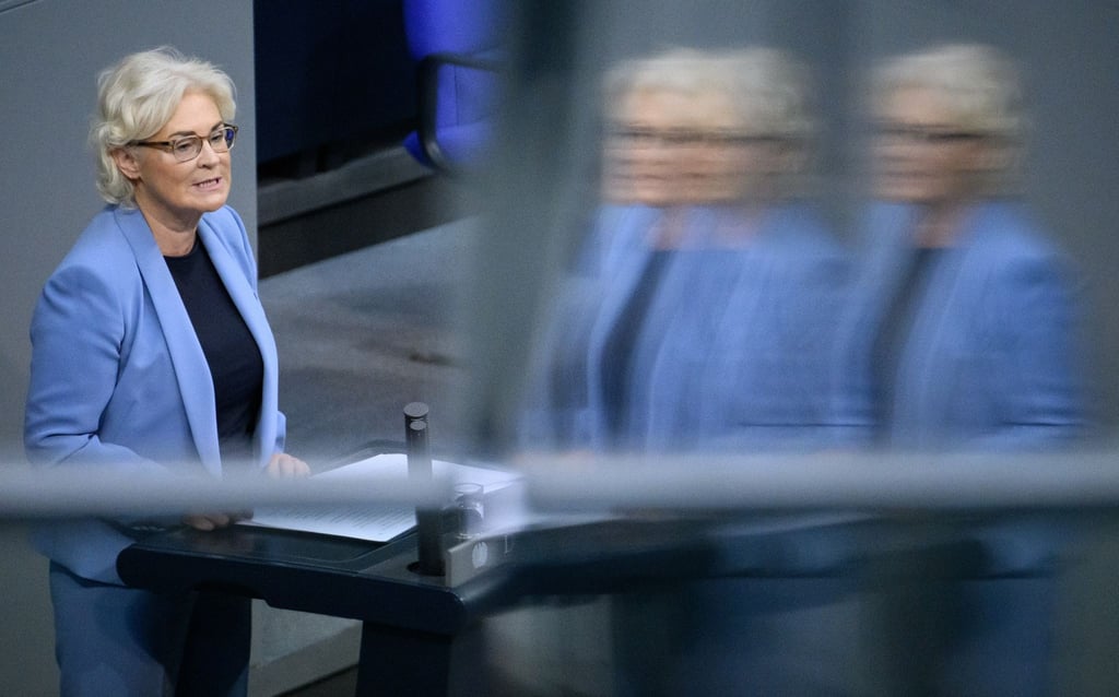 Verteidigungsministerin Christine Lambrecht (SPD) spricht bei einer Plenarsitzung im Bundestag.