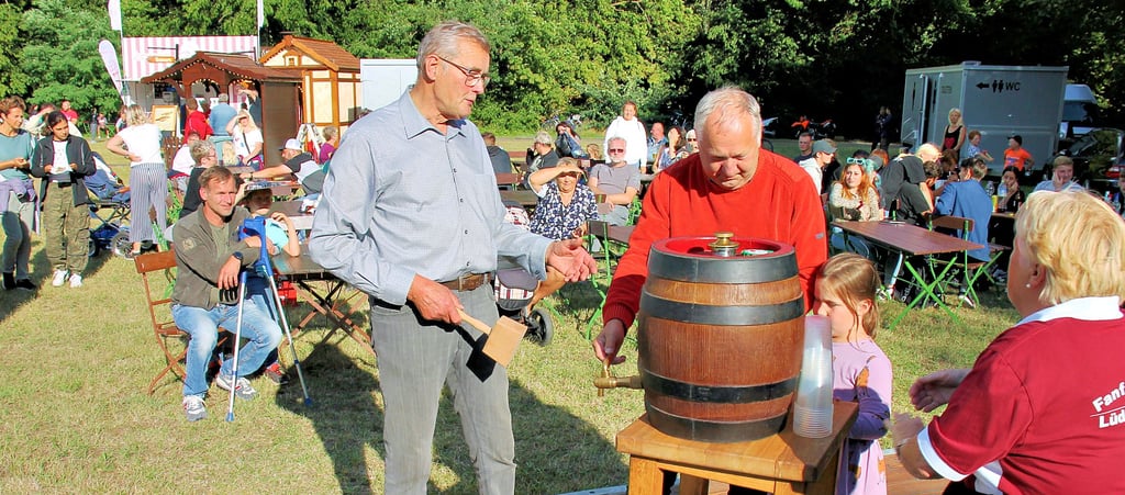 Fassbieranstich mit Ortsbürgermeister Gerhard Borstell (von links), Werner Jacob und Enkelin Ida sowie Edith Braun vom Fanfarenzug Lüderitz.