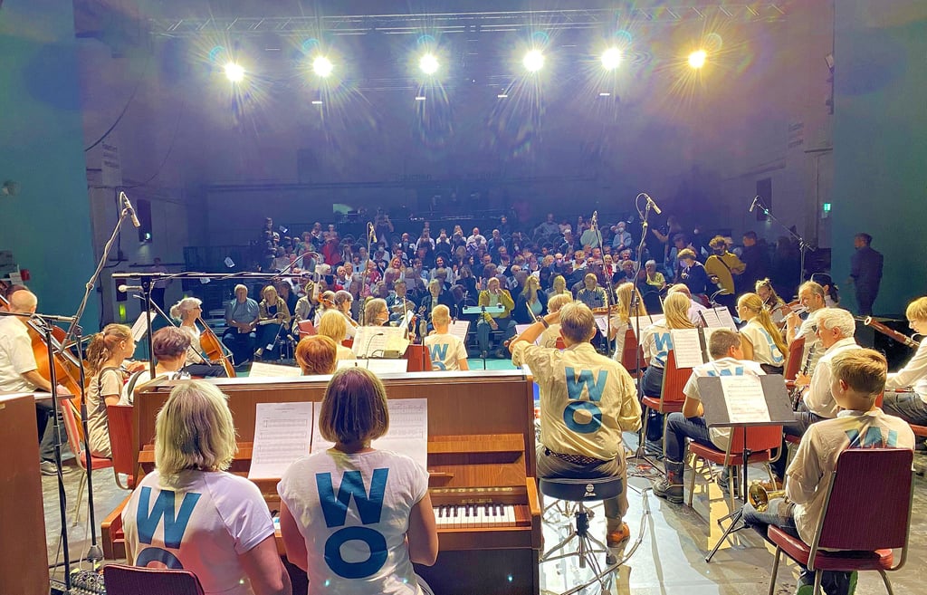 Der Auftritt des Werksorchesters auf der Hinterbühne des Kulturpalastes: Zum ersten Mal standen die Musiker im Rampenlicht.