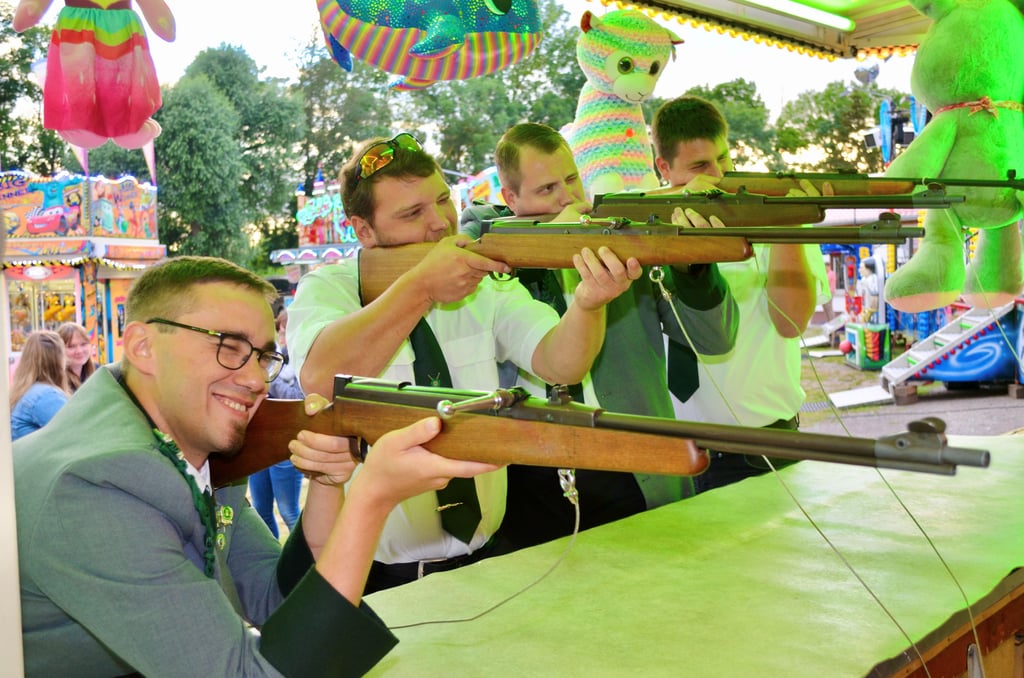Na klar müssen die Männer vom Schützenverein an der Schießbude ihre Treffsicherheit testen.