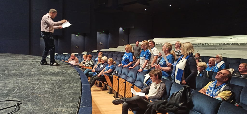 Im Theater proben FCM-Fans für ihren großen Auftritt zum Start der neuen Spielzeit.