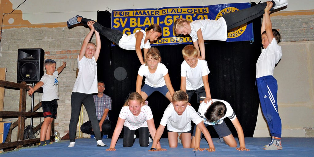 Sie waren aufgeregt und meisterten ihre Aufgabe souverän: Die Mädchen und Jungen der Abteilung Kinderturnen des SV Blau-Gelb Goldbeck um Trainer Samuel Steger führten ihre Kunststücke während der Festveranstaltung zum 100-jährigen Bestehen im ehemaligen Speisesaal der Zuckerhalle auf.