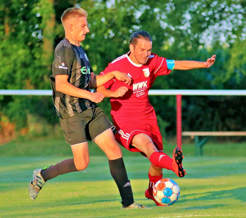 Nienburgs Sebastian Fischer (links) im Zweikampf mit Sven Noack vom FSV Wespen). Am Ende setzten sich die Nienburger souverän durch und gewannen mit 7:0.