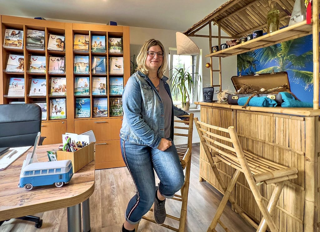 Jacqueline Klügl hat sich den Traum eines eigenen Reisebüros in Bietegast erfüllt. Das Büro hat sie unter anderem mit Souveniers vergangener Reisen verschönert.