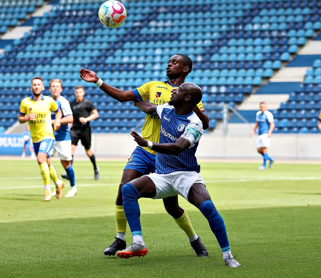 Immer fokussiert: Amara Condé (r.). Der 25-Jährige, hier im Zweikampf gegen David Sambissa vom SC Cambuur-Leeuwarden, könnte sich beim FCM mit der Rolle als Kapitän anfreunden.