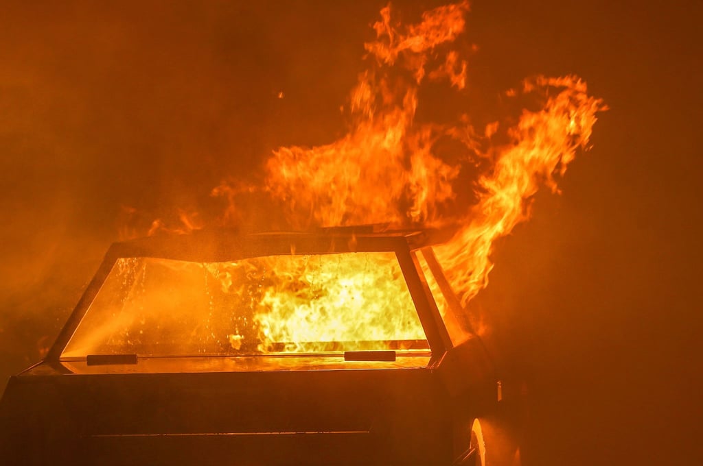 Ein Auto steht in Flammen.