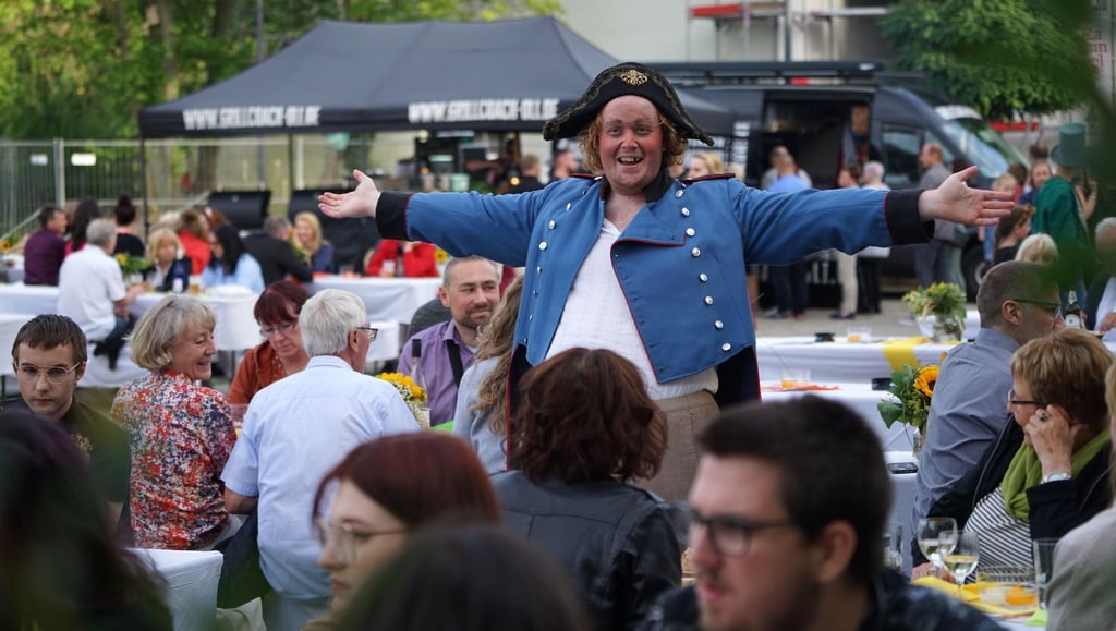 Logan Hartwich unterhielt das Publikum als Wirt aus dem berühmten Stück „Les Miserables“. Hartwich ist FSJler am Theater in Eisleben.