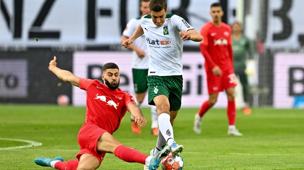 Josko Gvardiol bei einer seiner gefürchteten Grätschen.