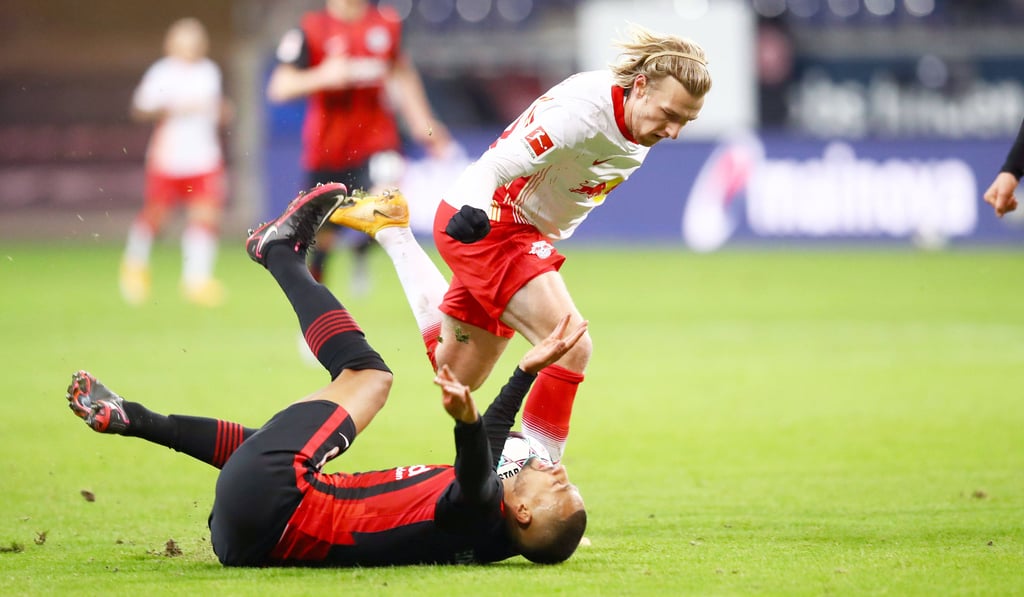 Frankfurts Djibril Sow im Zweikampf mit Leipzigs Emil Forsberg (r.)