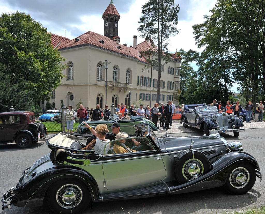 Ein Horch-Oldtimer von 1937 rollt bei der „1. August Horch Klassik“ vor das Schloss Waldenburg im Landkreis Zwickau.