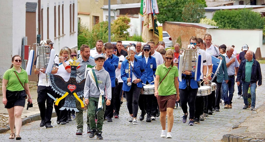 Angeführt vom Spielmannszug wird der Kinder-Adlerkönig von 2019, Arlen Schmidt, abgeholt.