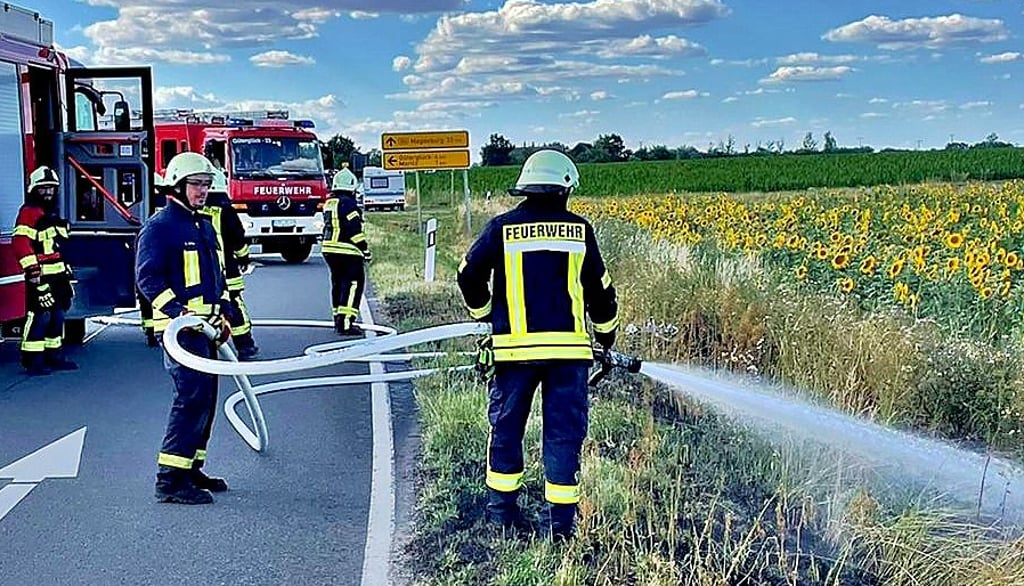 Neben dem Matorrad brannte auch Vegetation am Straßenrand der Bundesstraße.