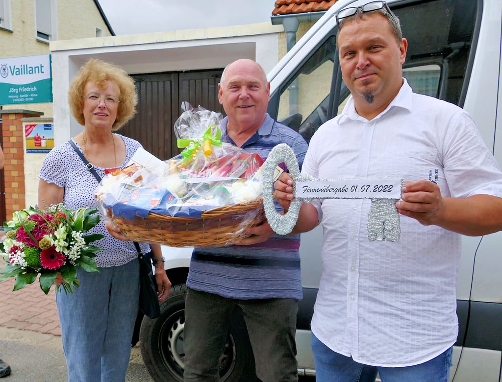 Heidrun und Hans-Peter Köppe überreichen den symbolischen Schlüssel zu ihrem Heizungs- und Sanitäretrieb an Nachfolger Jörg Friedrich.