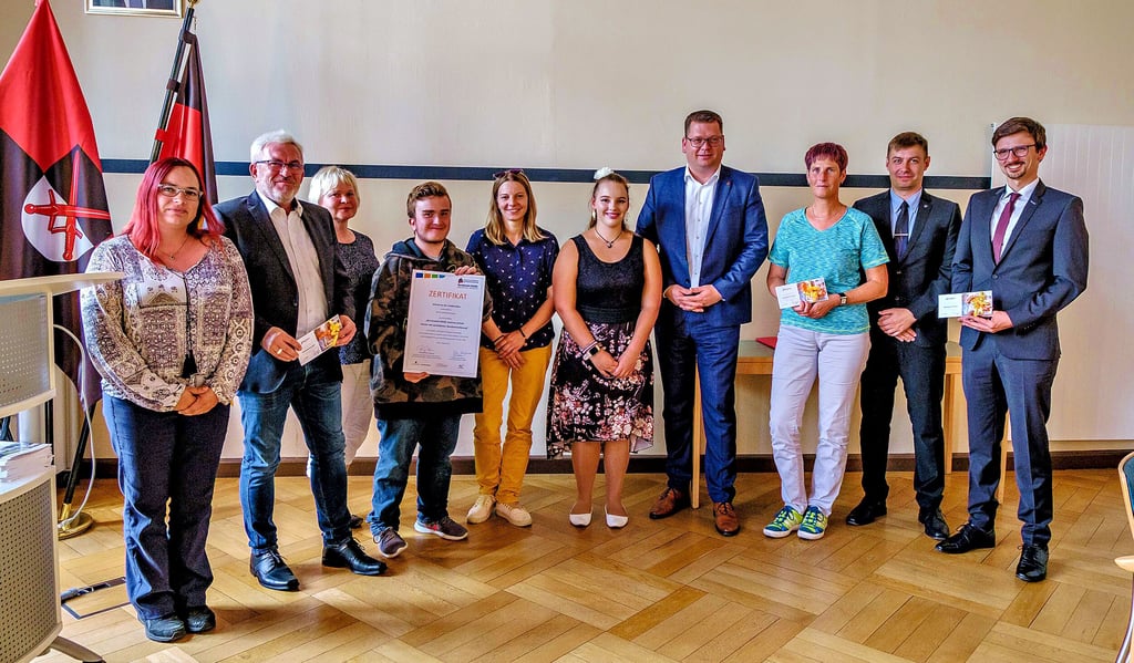 Landrat Christian Tylsch (4. v. r.) hat Vertreter der Schulen, die mit dem Berufswahlsiegel zertifiziert wurden, empfangen.