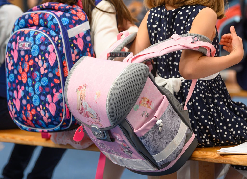 Ein Mädchen setzt ihren Schulranzen ab. Gut 200.000 Mädchen und Jungen in Sachsen-Anhalt gehen in die Sommerferien.