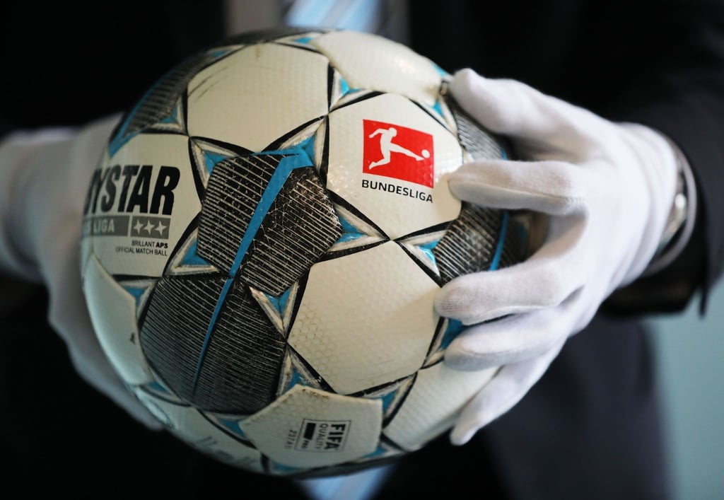 Der Fußball des ersten Geisterspiels in der Bundesliga (Borussia Mönchengladbach - 1.FC Köln).