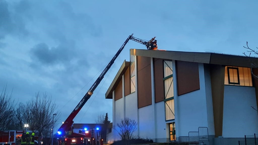 Sturm Antonia: Feuerwehr sichert Mehrzweckhalle in Querfurt