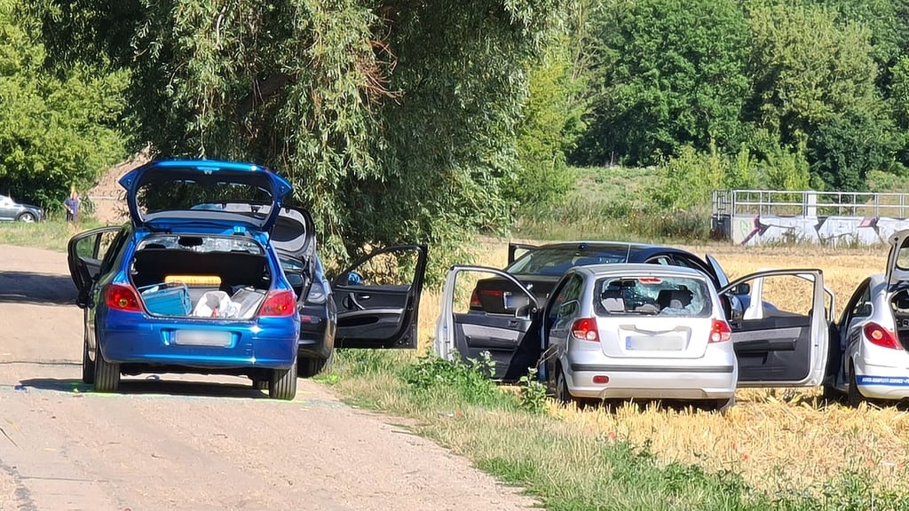 Autos mit zerstörten Scheiben.