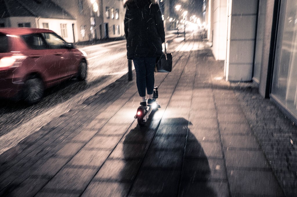 Ein E-Roller-Fahrer (Symbolbild)