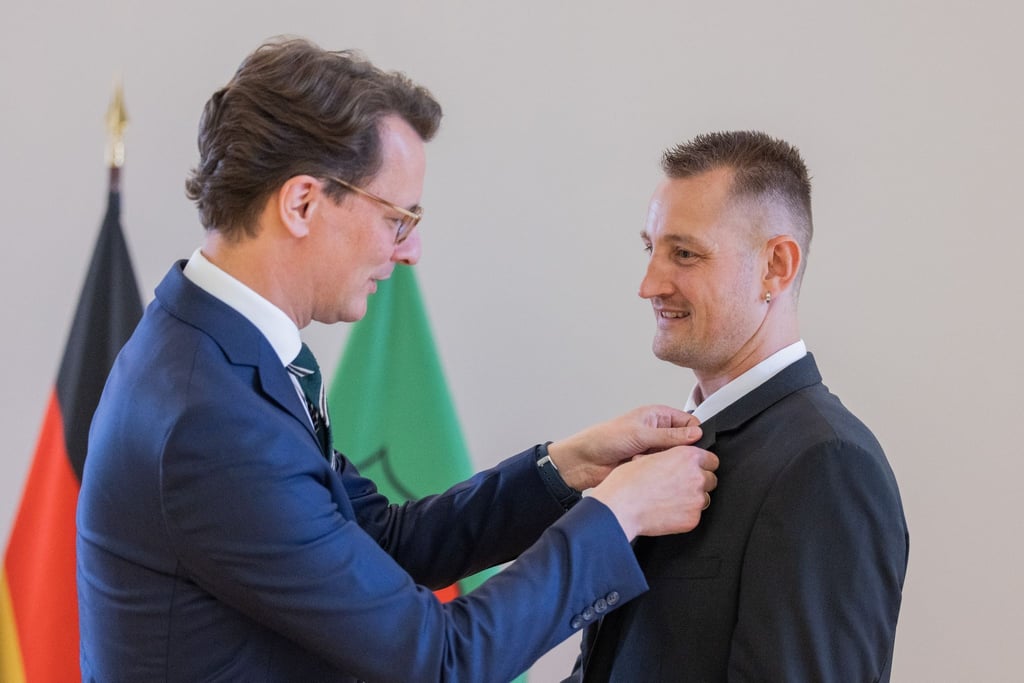 NRW-Ministerpräsident Hendrik Wüst zeichnet Dustin Raatz mit der Rettungsmedaille des Landes Nordrhein-Westfalen aus.