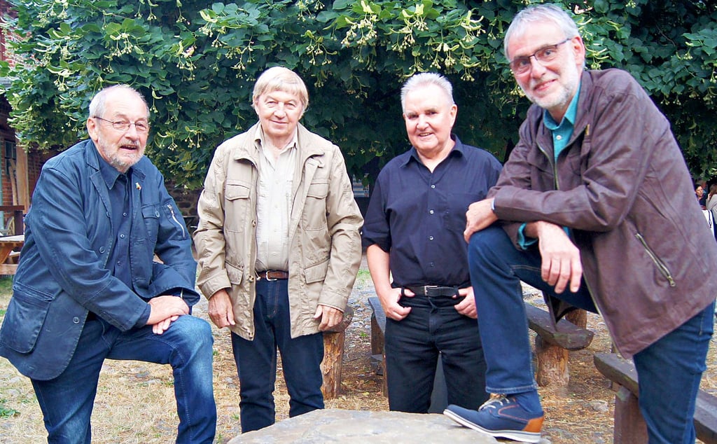 Drei Vorsitzende und ein Denkmalpfleger: Zurzeit steht Werner Teige (2.v.r.) dem Verein „Webers Hof“ vor. Er verlässt sich bei der Erhaltung des Vierseitenhofes wie seine Vorgänger Klaus Mewes (l.) und Markus Schröder (r.) auf den Rat des Denkmalpflegers Erhard Jahn.