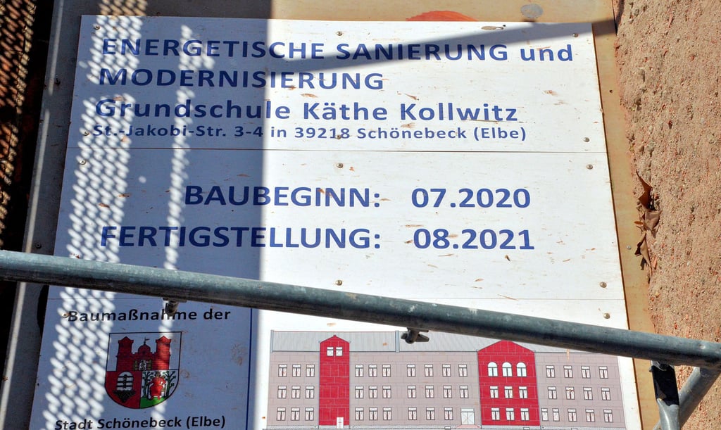Die Aktualität des Bauschildes ist vermutlich nicht mehr gegeben, zeigt aber deutlich, dass die Verzögerungen bei der Fertigstellung keine einmalige Sache sind. Die Hoffnung, dass es bis zum Januar 2023 klappt, ist da.