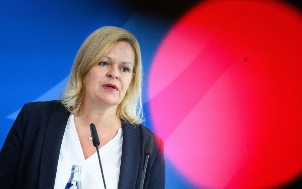 Innenministerin Nancy Faeser hat sich die Modernisierung der IT-Infrastruktur des Bundesamtes für Verfassungsschutz vorgenommen.