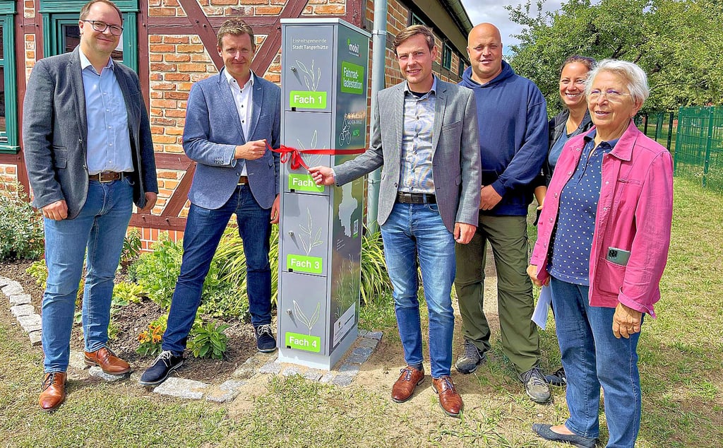 Die neue E-Bike-Ladesäule in Grieben wird eingeweiht: Philipp Marggraf von den Stadtwerken (von links), Bürgermeister Andreas Brohm, Stadtwerke-Verantwortlicher Holger Meinen, Ulf Schulz und Miriam Schöne vom Heimat- und Windmühlenverein sowie Ortsbürgermeisterin Rita Platte waren dabei.