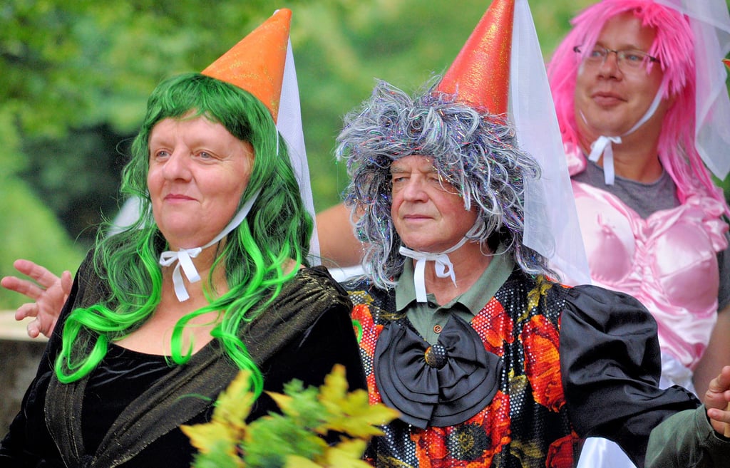 Im Schloss im Limbachtal wird Rosalinds Geburt gefeiert. Geladen sind die Feen, jede verkörpert einen Ortsteil der Einheitsgemeinde.