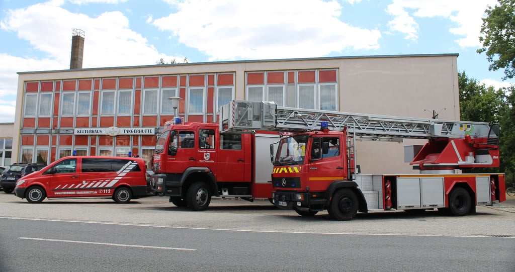 Einsatzfahrzeuge der Tangerhütter Feuerwehr vor dem örtlichen Kulturhaus. Nach dem Ortswehrleiter ist nun auch sein Stellvertreter nicht mehr im Dienst.