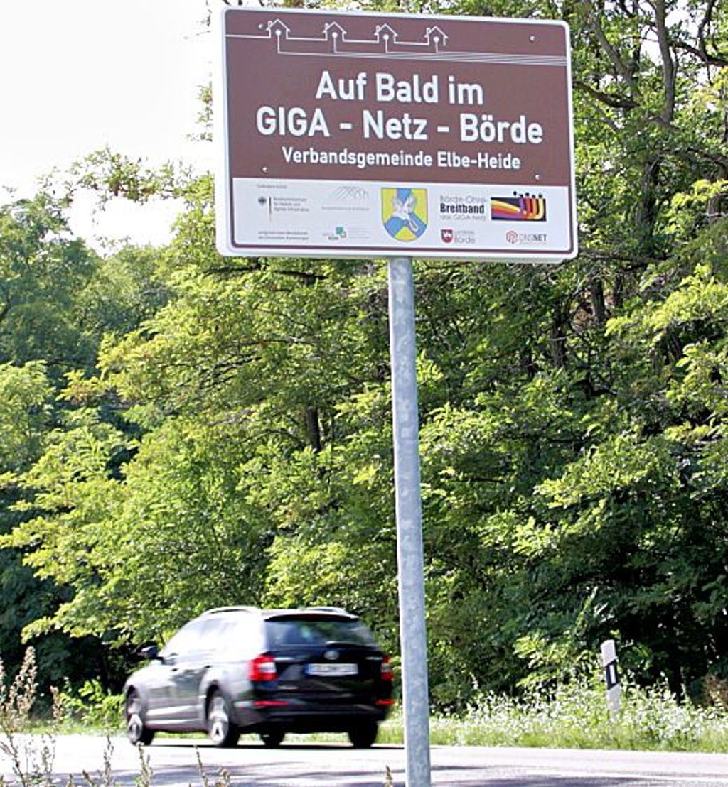 Mit "Auf bald im Giga-Netz-Börde" verabschiedet die Verbandsgemeinde Elbe-Heide die Besucher auf der Straße aus Richtung Colbitz.
