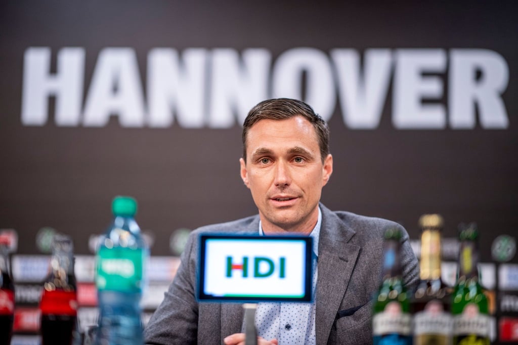 Sportdirektor Marcus Mann von Hannover 96 spricht zu Journalisten.