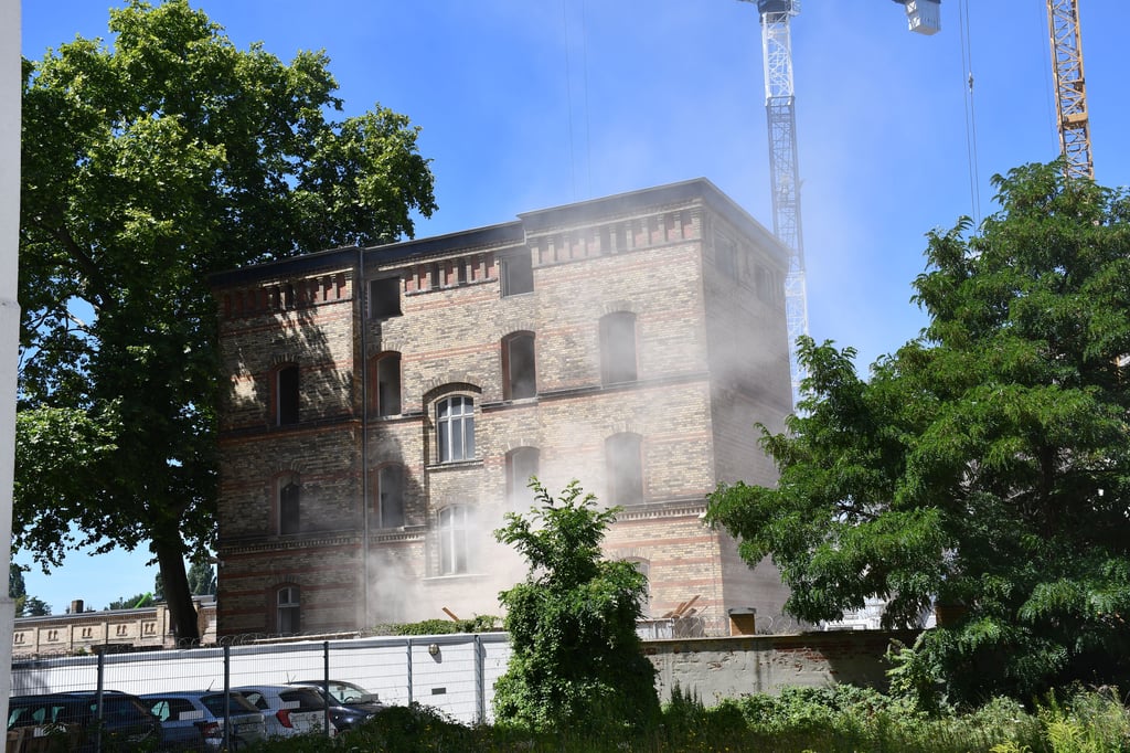 Das Haus 5 auf dem Gelände der Polizei in Magdeburg wird abgerissen.