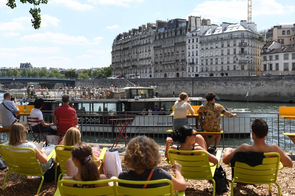 Der Stadtstrand in Paris: Den Sommer über gibt es hier Strandbars, Liegestühle, Boule-Bahnen und Sportaktivitäten.