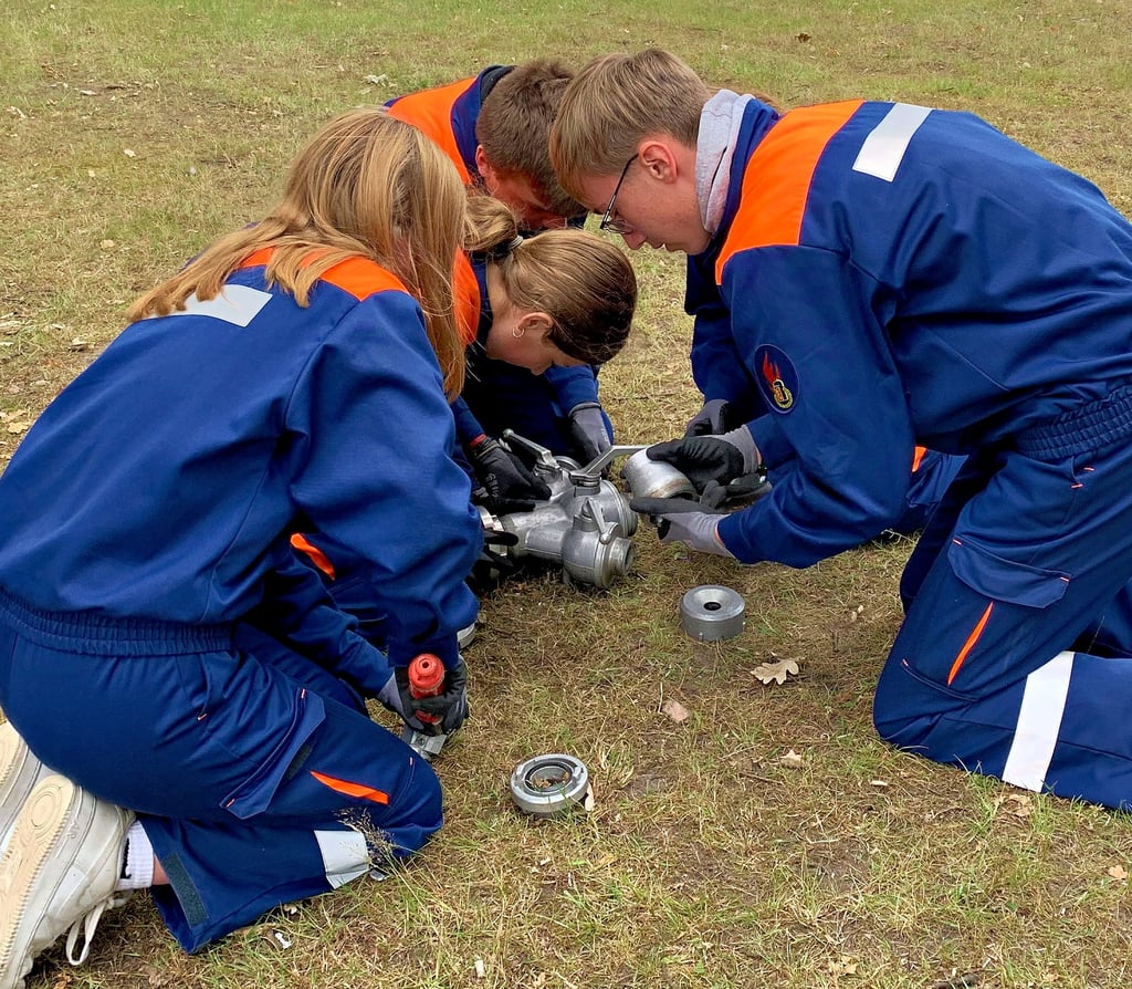 Jugendwehrzeltlager des Kreisfeuerwehrverbandes Gardelegen am Wochenende in Kakerbeck mit 280 Teilnehmern. Spiel und Spaß standen dieses Mal im Vordergrund. Beim Spiel ohne Grenzen mussten unter anderem Verteiler wieder fachgerecht zusammengebaut werden, hier ist die Mannschaft aus Jahrstedt am Start.