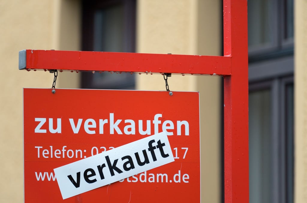 Ein Schild steht vor einem verkauften Objekt in Brandenburg.