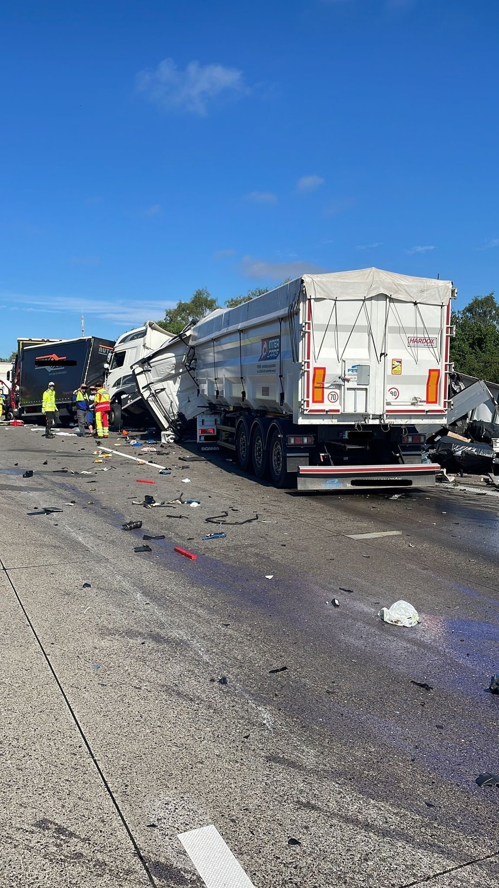 Gleich vier Lkw waren am Dienstagvormittag, 12. Juli, auf der A2 an einem schweren Auffahrunfall beteiligt. Drei Menschen kamen mit schwersten Verletzungen in Krankenhäuser. Die Richtungsfahrbahn Hannover musste ab der Anschlussstelle Alleringersleben längerfristig gesperrt werden.