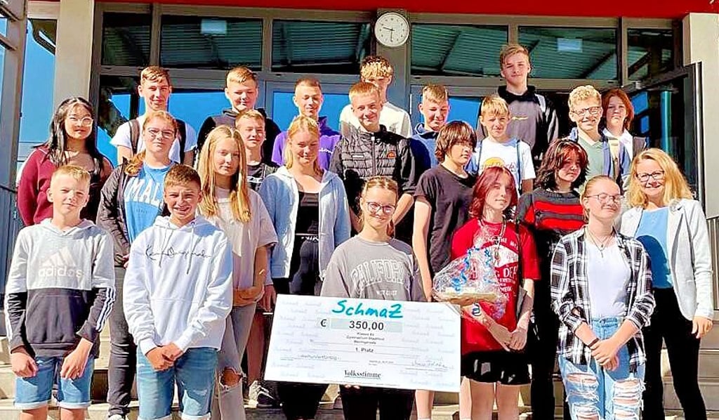 Lisa Hamann (Mitte) aus der Klasse 8a des Stadtfeld-Gymnasiums Wernigerode hat beim SchmaZ-Projekt den ersten Platz errungen – dafür gibt’s unter anderem 350 Euro für die Klassenkasse.