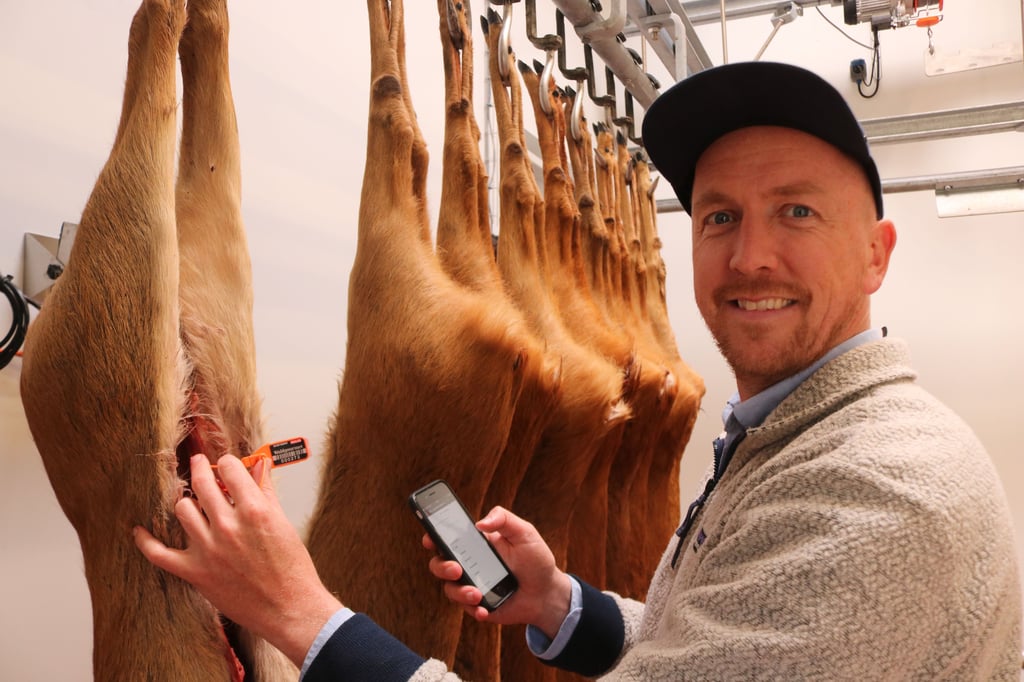 Marian Bohndick, Gründer und Geschäftsführer von der "Waldgourmet GmbH Gardelegen" in Jävenitz, speichert über eine App die Daten der Wildlieferung.