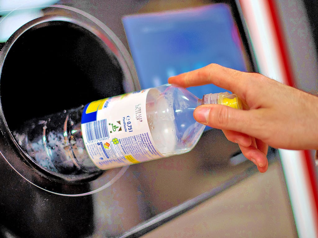 In Supermärkten und Discountern gelten seit Juli neue Gesetze. So wurde beispielsweise das Pfandgesetz ausgeweitet und zahlreiche Märkte sind nun verpflichtet, alte Elektrogeräte anzunehmen.