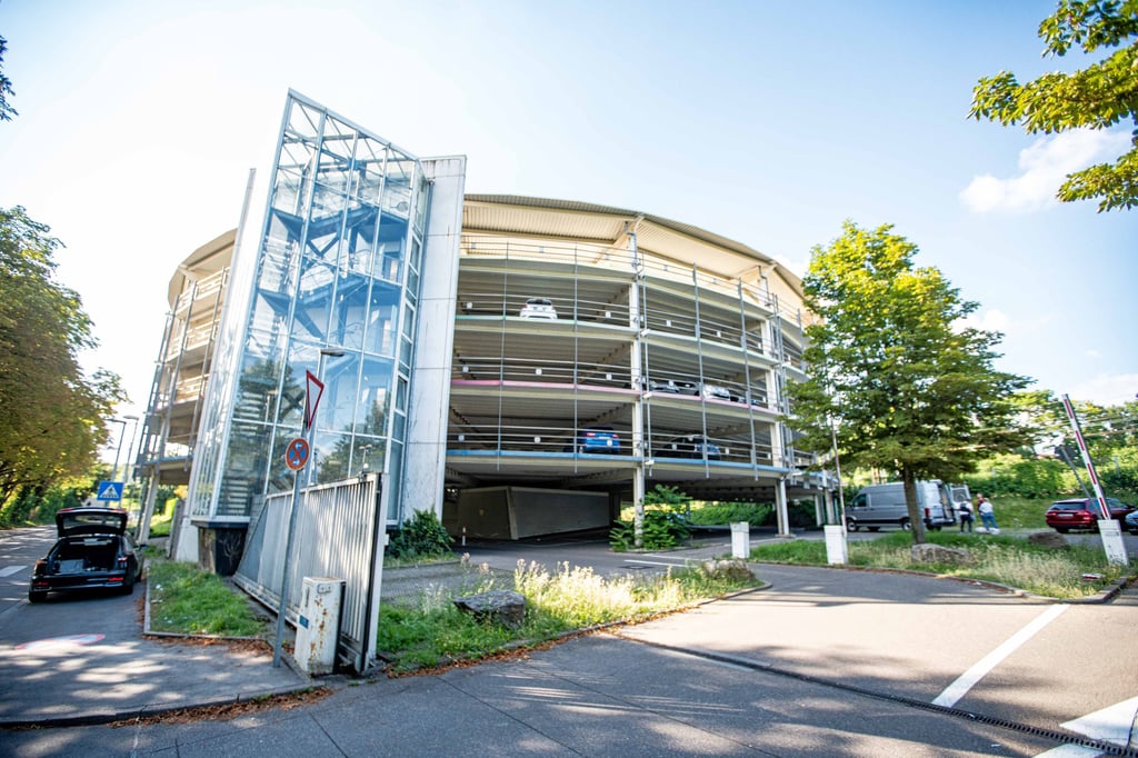 Die Polizei hat am Montag im Stuttgarter Stadtteil Bad Canstatt eine tote Frau in einem Auto in diesem Parkhaus entdeckt. Nur wenig später wurden die Leichen von zwei Männern in Stuttgart gefunden.
