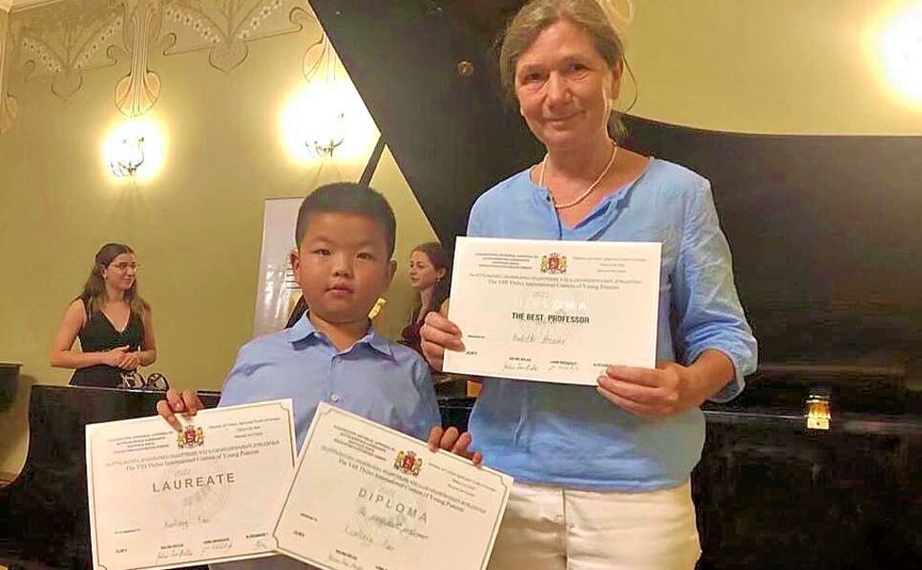 Xunliang Fan hier mit seiner Klavierlehrerin Babette Bruns. Beide erhielten Urkunden und hatten die lange Reise nach Tiflis dankbar auf sich genommen.