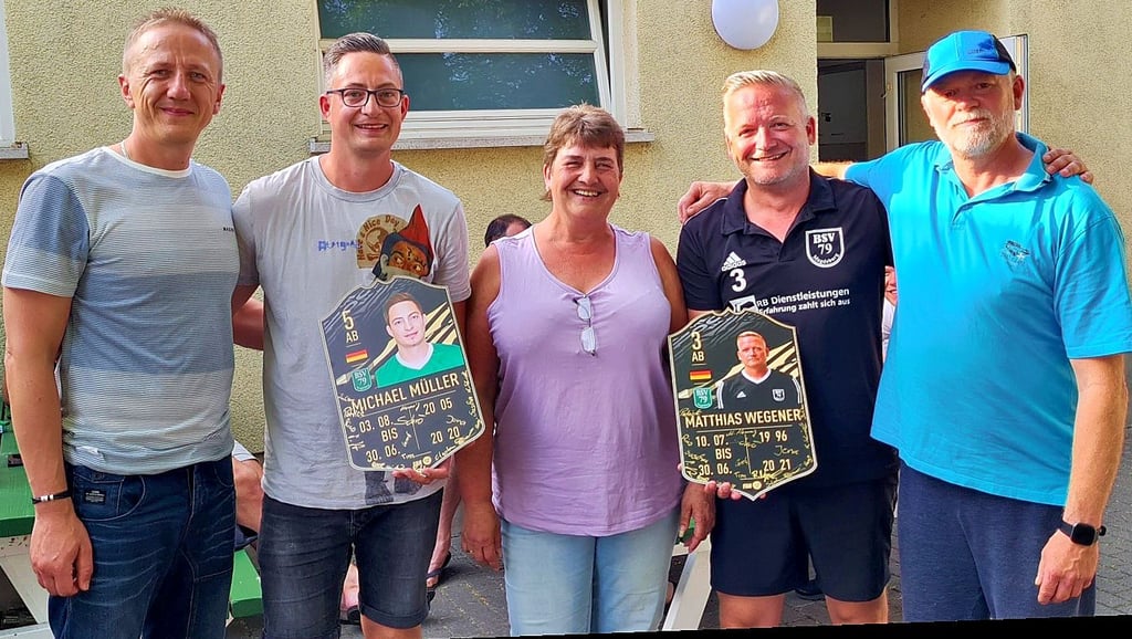 Stephan Behrens (l.), die Vereinsvorsitzende Carola Hennig und Stellvertreter Karsten Schmidt (r.) nahmen Abschied von den Vereinsikonen Michael Müller (2. v. l.) und Matthias Wegener (2. v. r.).