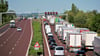 Zum Ferienstart in Sachsen-Anhalt und parallel in Niedersachsen ist damit zu rechnen, dass sich die Zahl der Fahrzeuge auf der A2 erhöhen und die Staugefahr im Bereich der Baustellen an der Elbebrücke bei Hohenwarthe weiter zuspitzen wird.