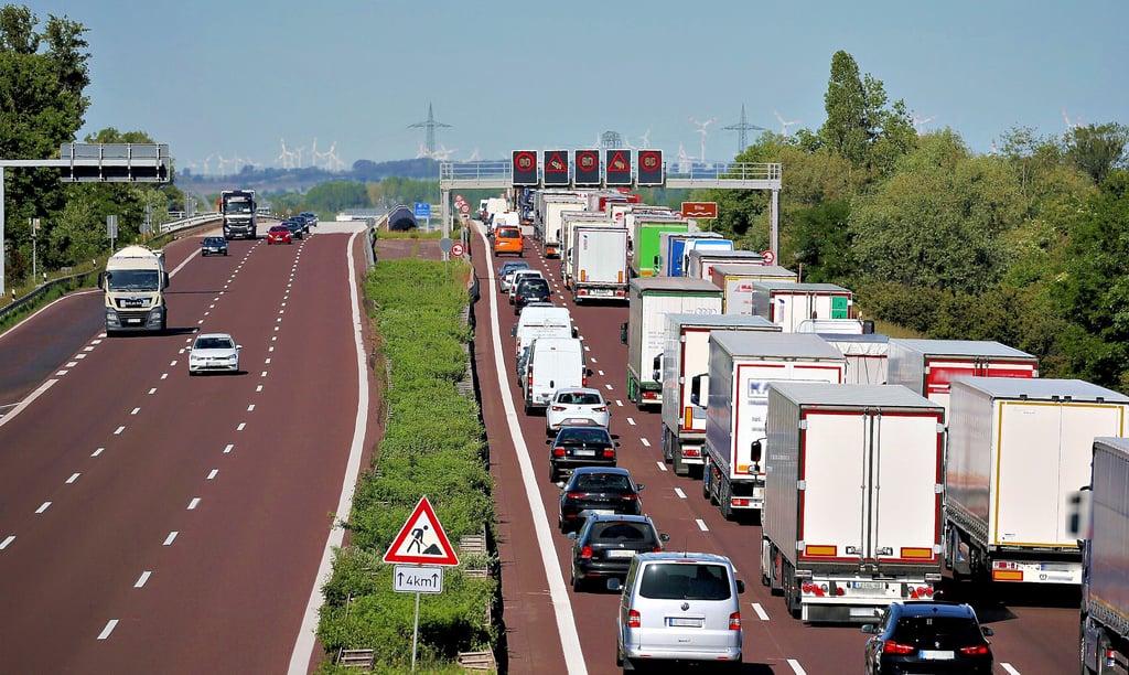 Zum Ferienstart in Sachsen-Anhalt und parallel in Niedersachsen ist damit zu rechnen, dass sich die Zahl der Fahrzeuge auf der A2 erhöhen und die Staugefahr im Bereich der Baustellen an der Elbebrücke bei Hohenwarthe weiter zuspitzen wird.