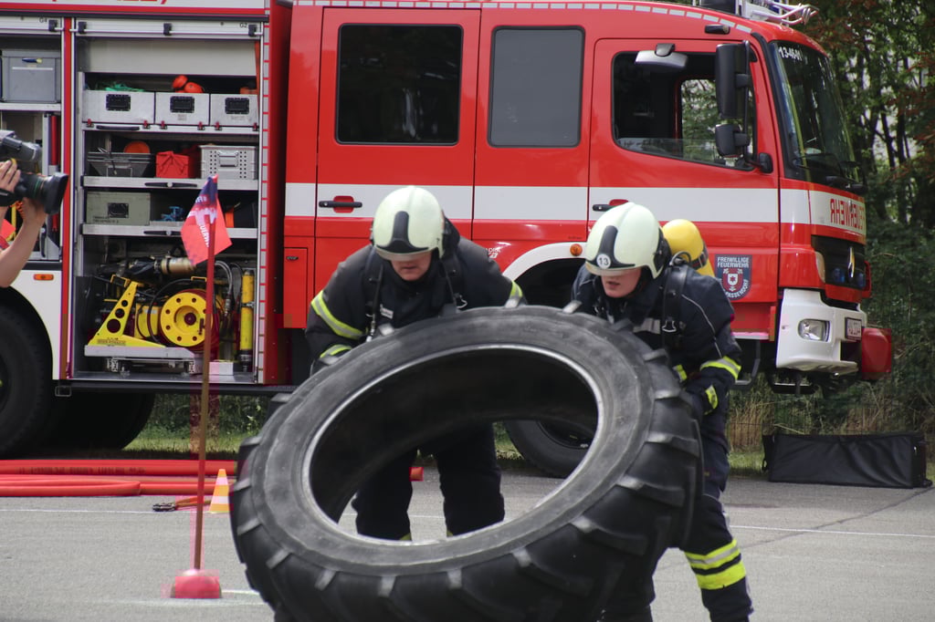 Einen 80 Kilogramm schweren Reifen mussten die Kameraden bewegen