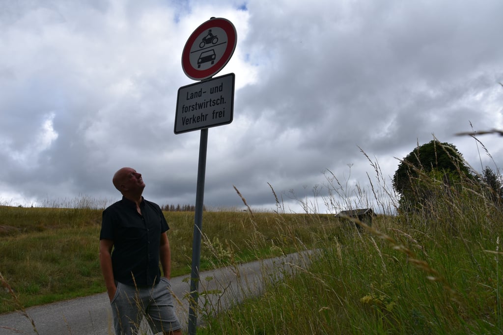 Harald van Antwerpen, Hotelier aus Trautenstein, hofft auf eine Umleitung über den Harzweg, während an der B 242 zwischen Trautenstein und Hasselfelde gebaut wird. Foto: Katrin Schröder