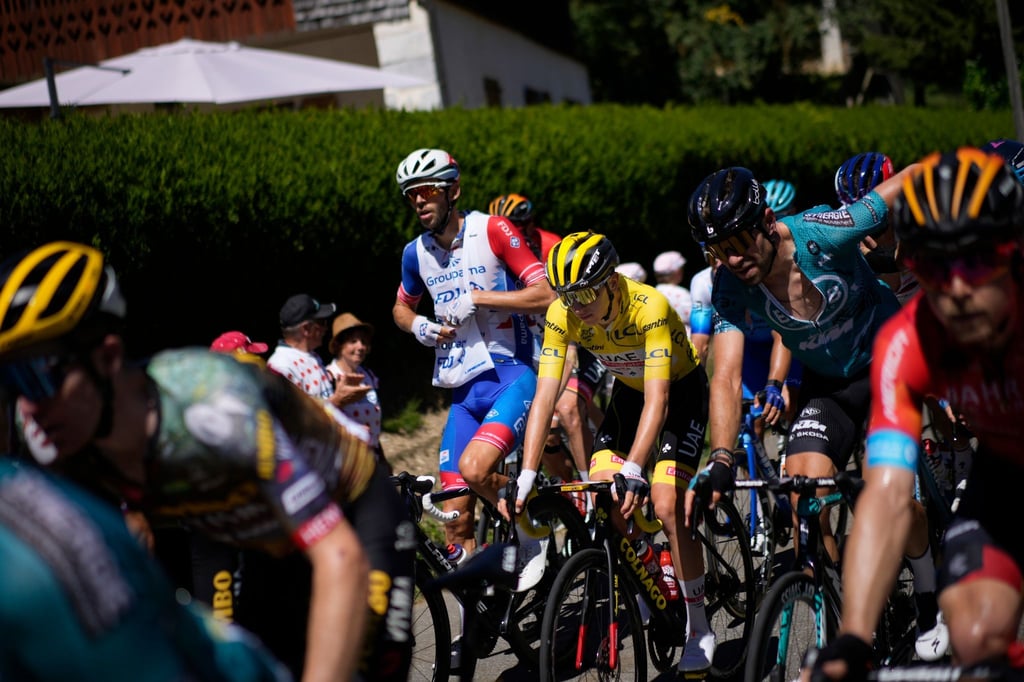 Auch Tadej Pogacar (M) im Gelben Trikot musste auf der 10. Tour-Etappe ungewollt Pause machen.