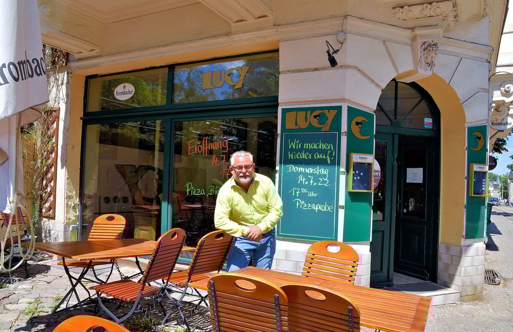 Dirk Willeke macht den Biergarten im „Lucy“ schick. Das Kultlokal in der Burgstraße in Halle wartet nach seiner Wiedereröffnung mit italienischer Küche auf.
