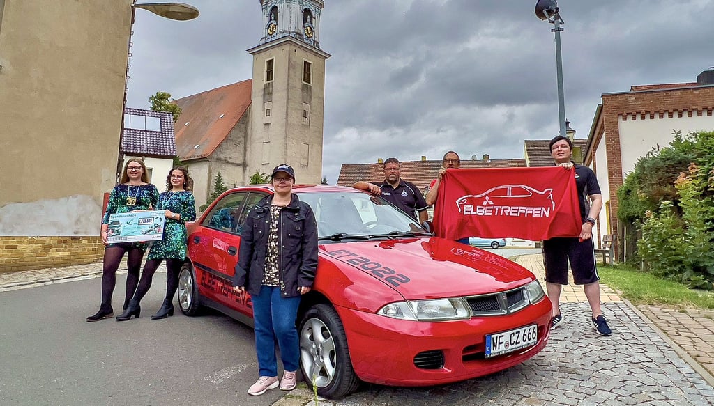 Lucie Johannes (Mitte) kann den roten Mitsubishi Carisma nun ihr Eigen nennen. Die Elbefunken (links) erhalten zudem 30 Prozent des Kaufpreises für neue Kostüme.